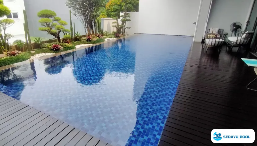 Kolam Renang Minimalis Belakang Rumah