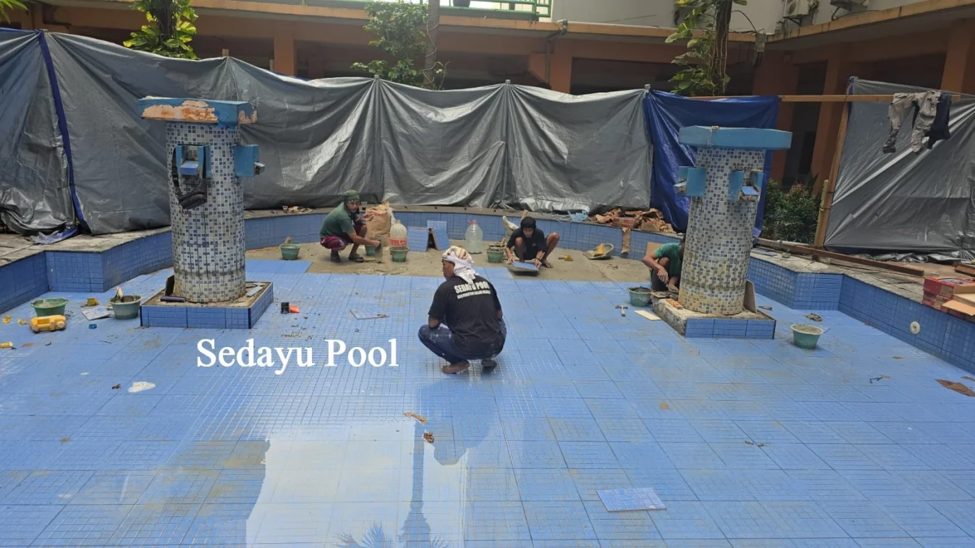 Pengerjaan Keramik Kolam Renang Apartemen yang Presisi bersama Sedayu Pool